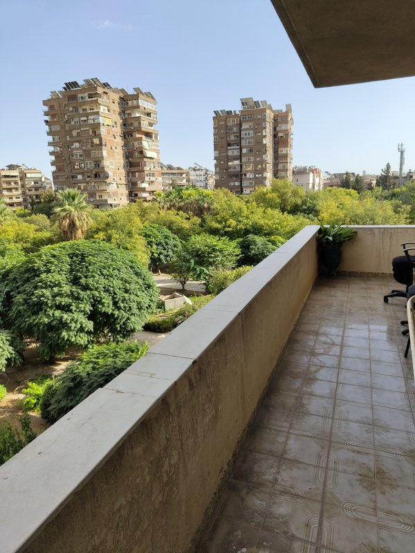 شقة للبيع باطلالة مفتوحة بوسط المدينة 