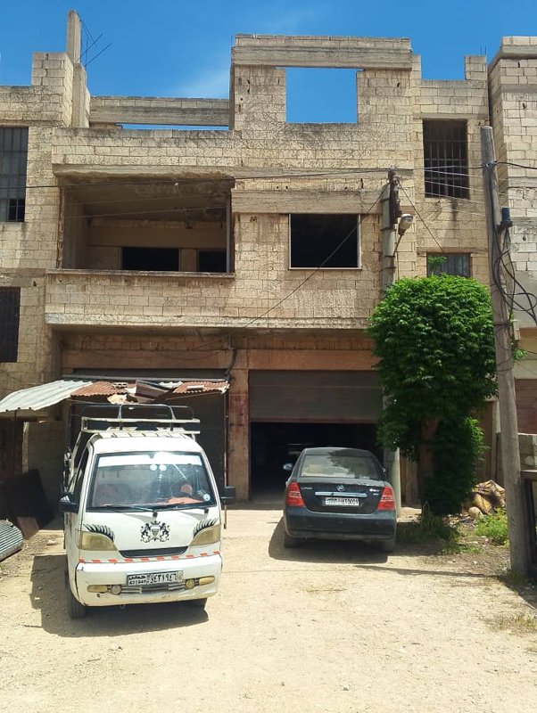 لدينا كتلة كاملة للبيع شقة مع محلين جاهزين وسطح كامل