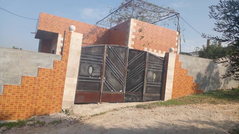 لدينا بيت مناسب للبيع في بيت كمونة