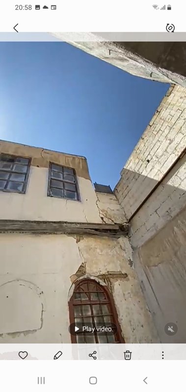 بيت عربي للسكن او للبناء مع ٣ بيوت مجاورة